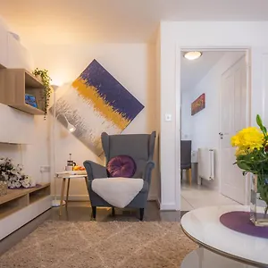 Holiday home Modern 2 Bed House With Parking And Garden, Nottingham